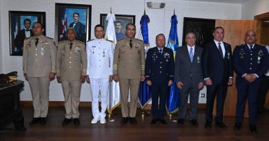 Ministro de Defensa impone condecoración y certificados a oficiales generales, superiores y personalidades de la clase civil del Cesac