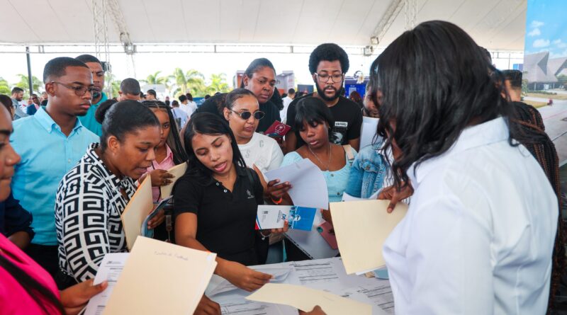 Departamento Aeroportuario recibe solicitudes de empleo de jóvenes en feria aeronáutica Departamento Aeroportuario recibe solicitudes de empleo de jóvenes en feria aeronáutica