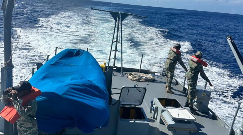 Armada Dominicana y Guardacostas de EE. UU. rescatan a 26 personas cerca de Isla Mona