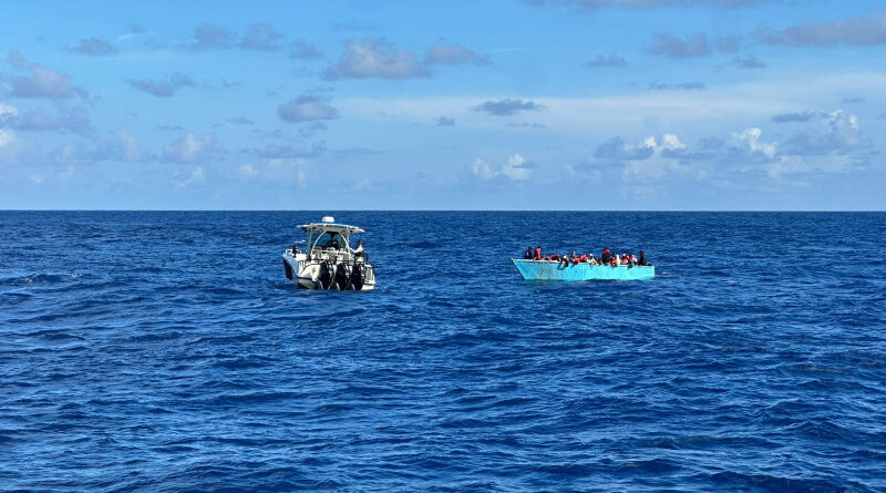 Armada intercepta una embarcación clandestina con 59 personas a bordo en Samaná
